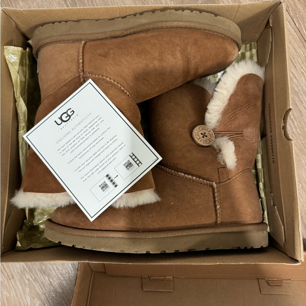UGG Bailey Button | Women Size 7 | Authentic